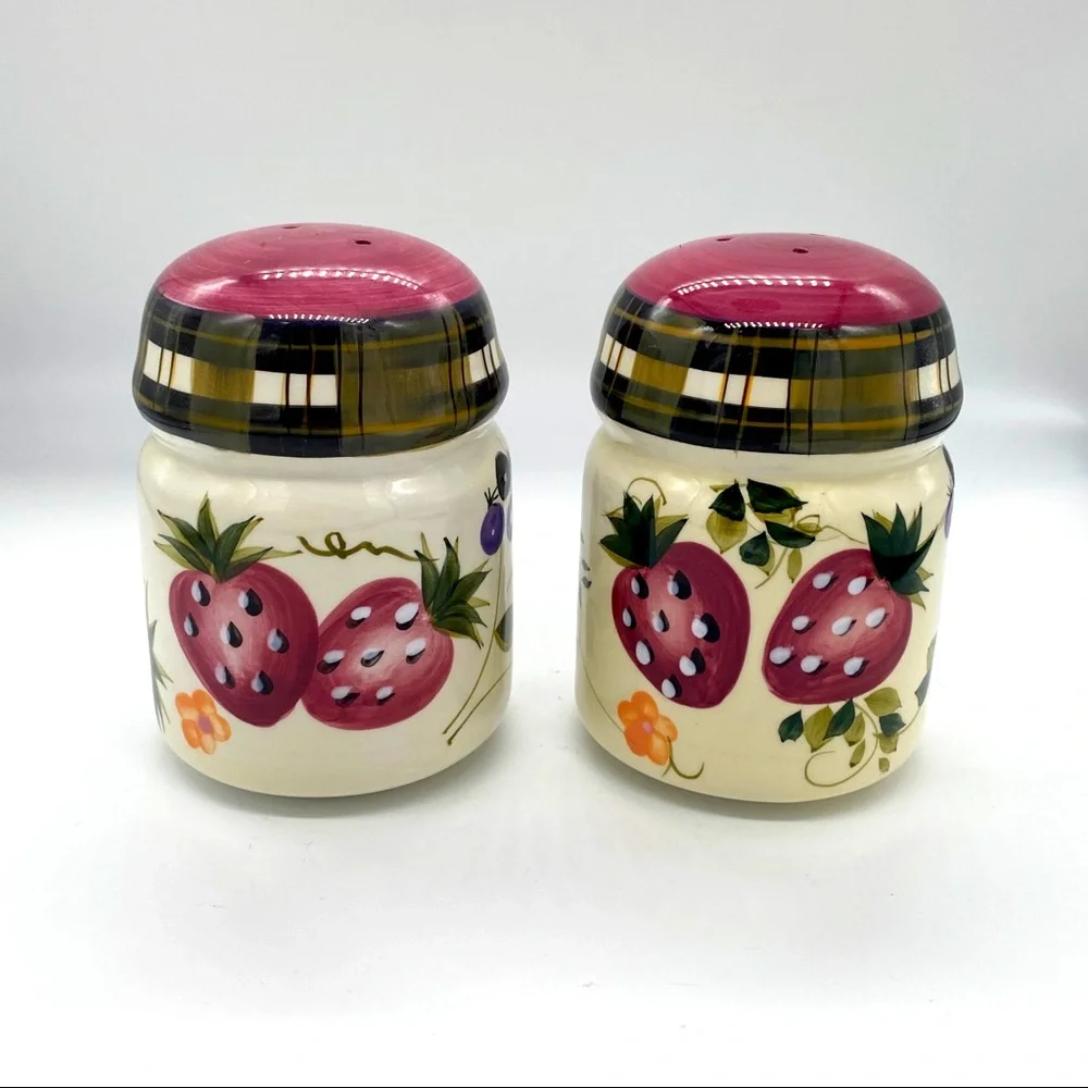 Salt‎ & Pepper Set Strawberry Plaid by ONEIDA